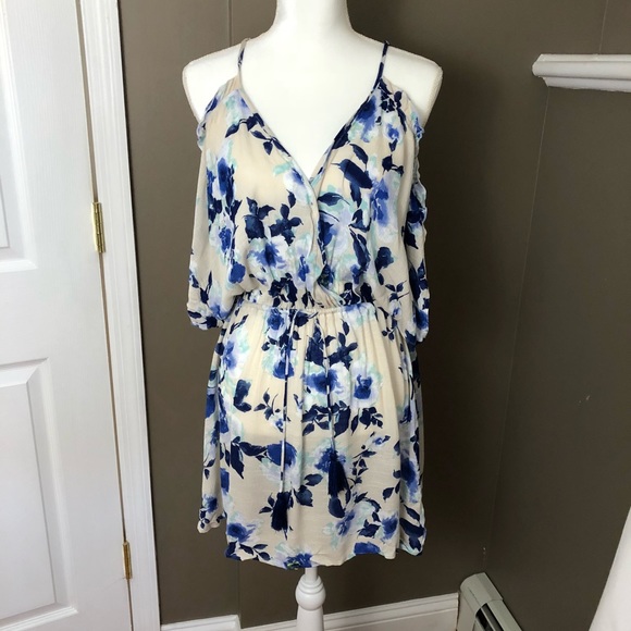 En Creme Dresses & Skirts - En Creme Floral Cold Shoulder Dress Cream Size XS